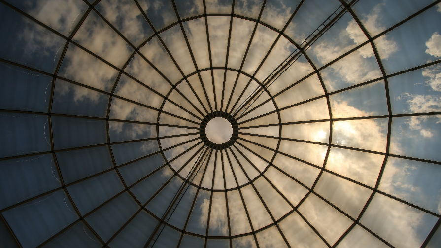 透过Unistructure的圆形大厅看天空.